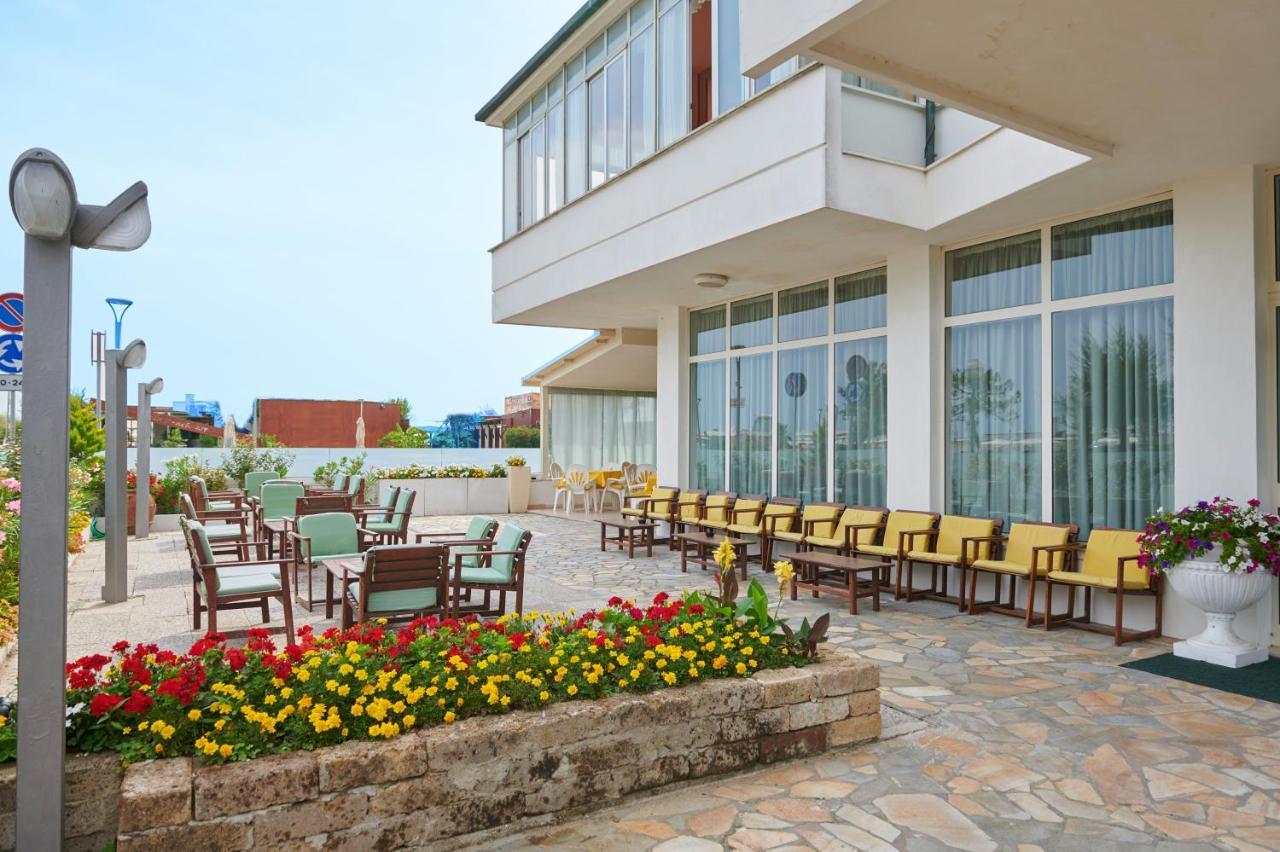 Hotel Caesar Bed And Breakfast ميلانو ماريتيما المظهر الخارجي الصورة
