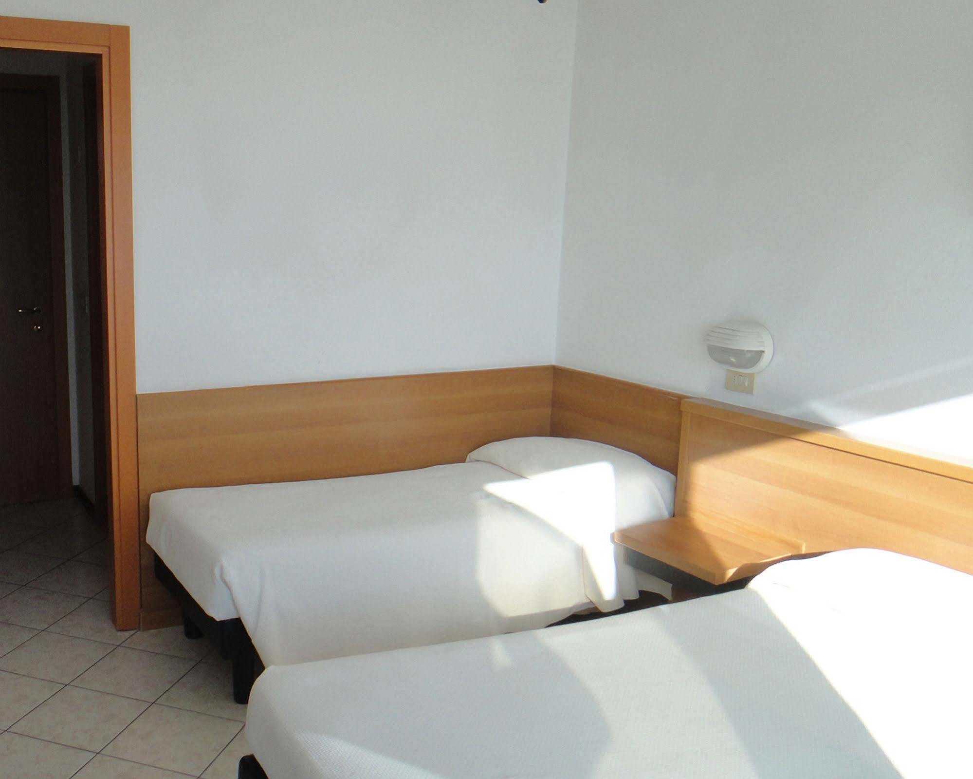 Hotel Caesar Bed And Breakfast ميلانو ماريتيما المظهر الخارجي الصورة