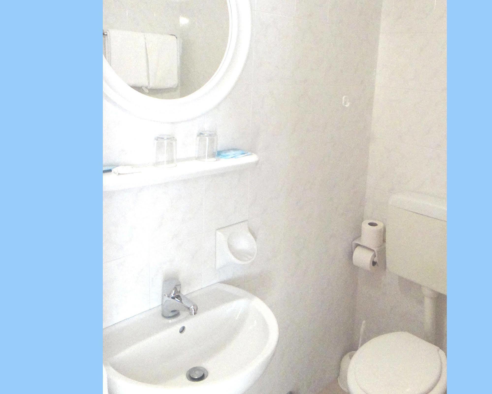 Hotel Caesar Bed And Breakfast ميلانو ماريتيما المظهر الخارجي الصورة