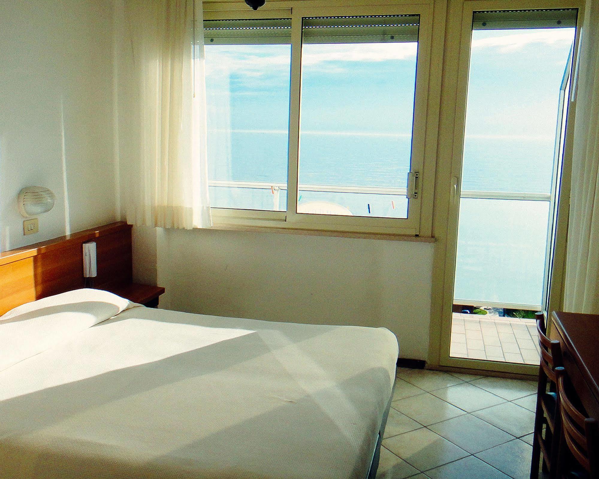 Hotel Caesar Bed And Breakfast ميلانو ماريتيما المظهر الخارجي الصورة