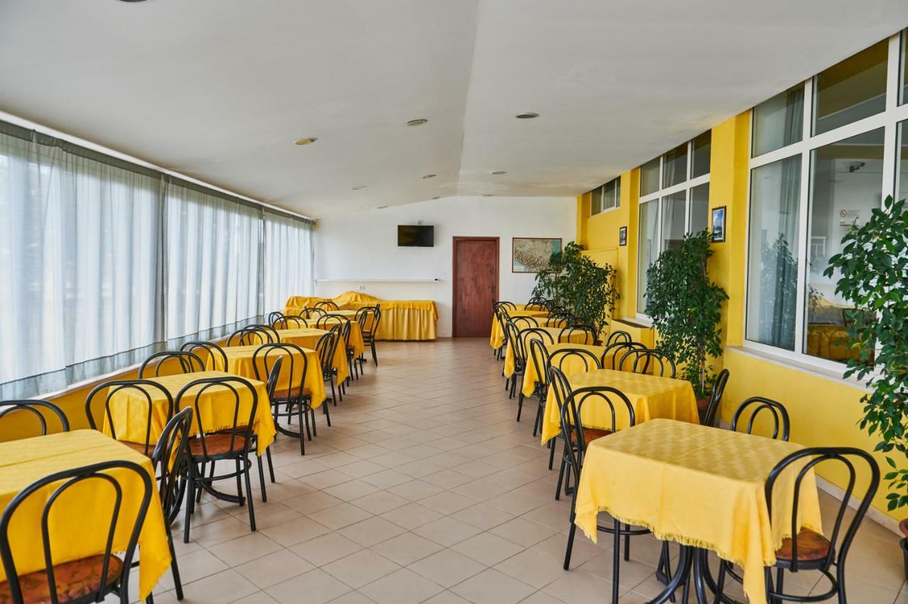 Hotel Caesar Bed And Breakfast ميلانو ماريتيما المظهر الخارجي الصورة