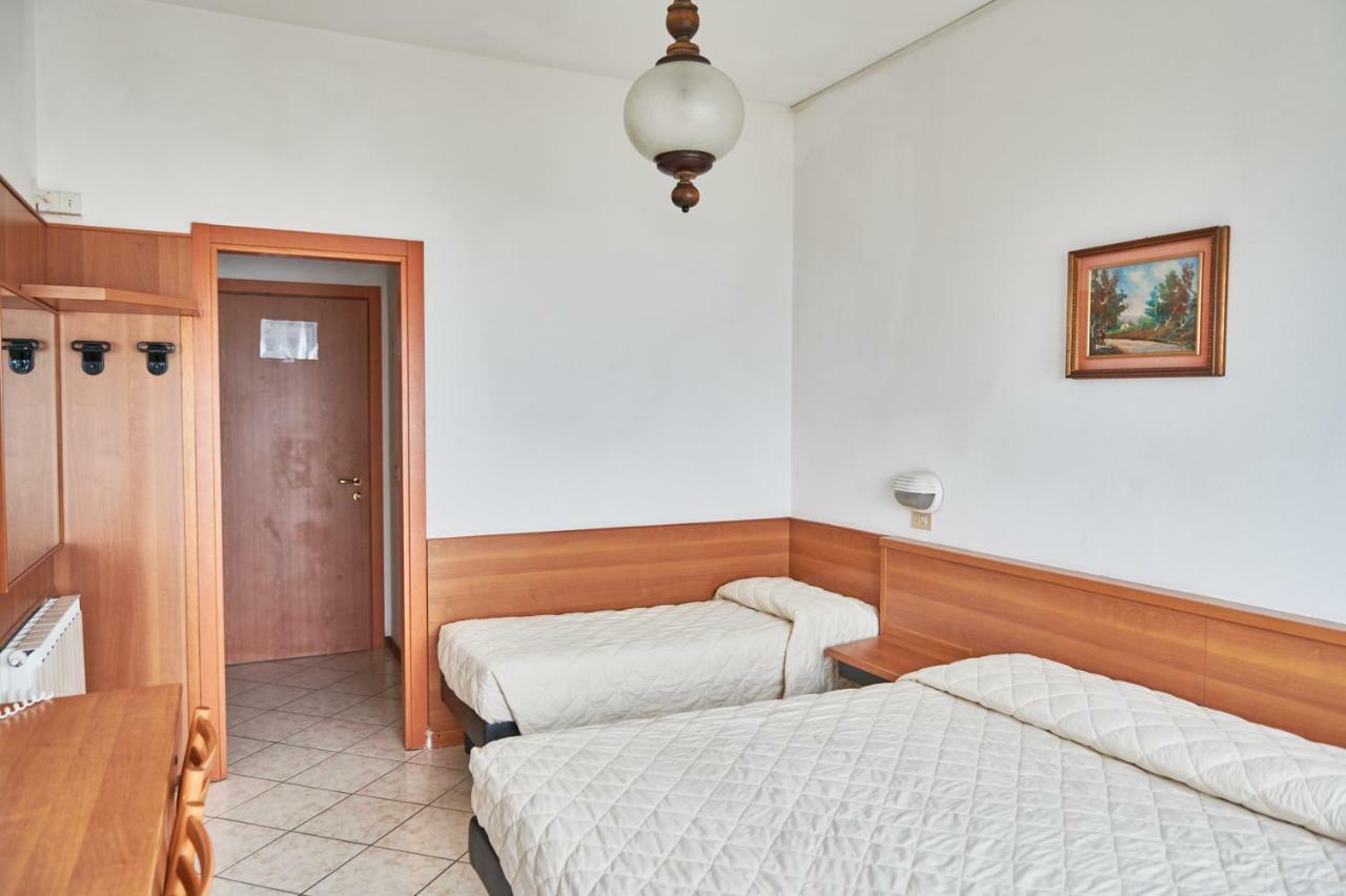 Hotel Caesar Bed And Breakfast ميلانو ماريتيما المظهر الخارجي الصورة