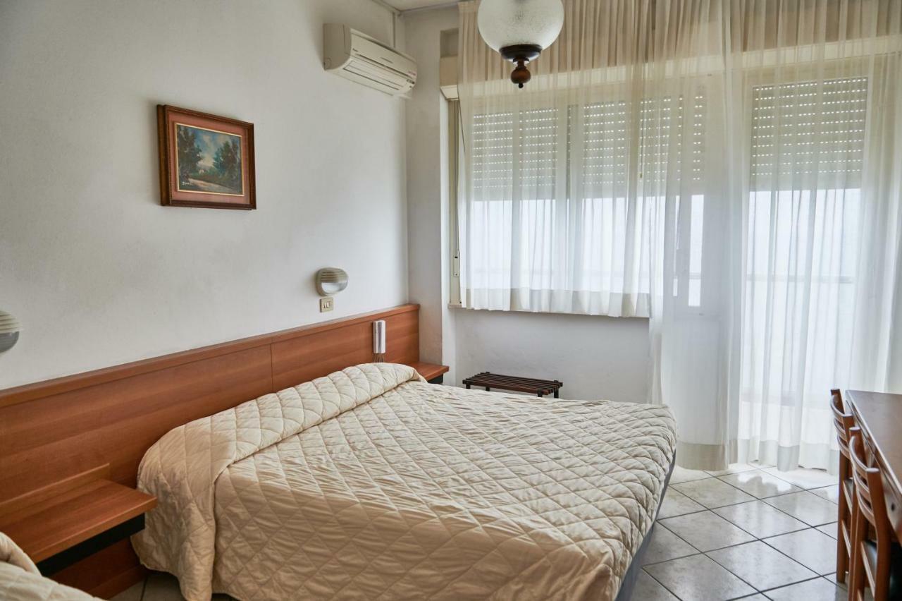Hotel Caesar Bed And Breakfast ميلانو ماريتيما المظهر الخارجي الصورة